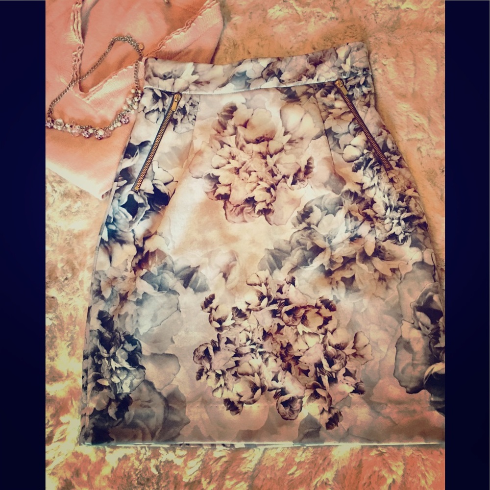 NWOT. H&M Gray Floral Skirt with Zipper Pockets.